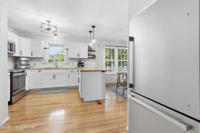 7406 Commonwealth Dr, Crestwood, KY 40014