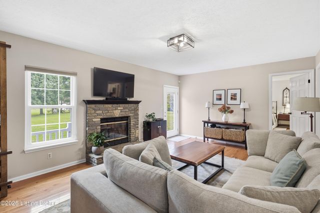 7406 Commonwealth Dr, Crestwood, KY 40014