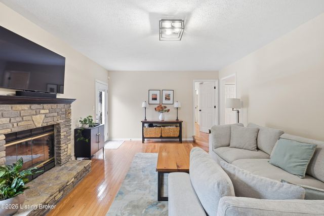 7406 Commonwealth Dr, Crestwood, KY 40014