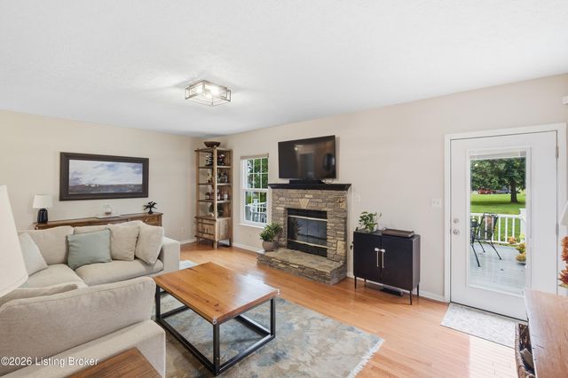 7406 Commonwealth Dr, Crestwood, KY 40014