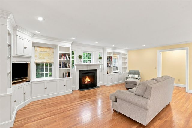 142 Ferry Road, Bristol, RI 02809