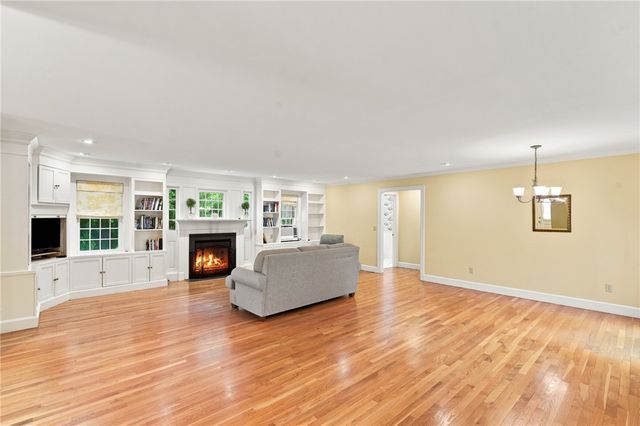 142 Ferry Road, Bristol, RI 02809