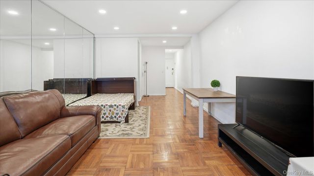 46 Grace Avenue 1L, Great Neck, NY 11021