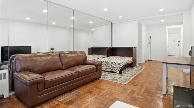 46 Grace Avenue 1L, Great Neck, NY 11021