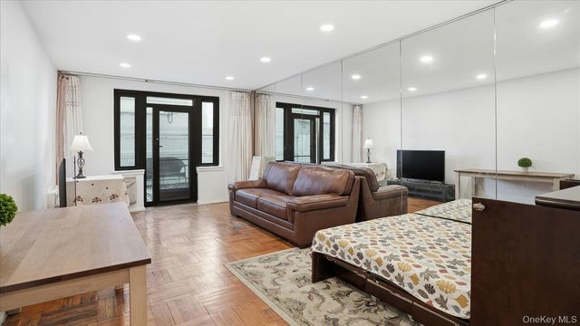 46 Grace Avenue 1L, Great Neck, NY 11021