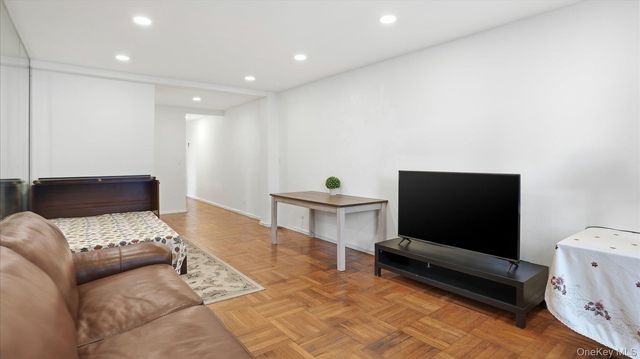 46 Grace Avenue 1L, Great Neck, NY 11021