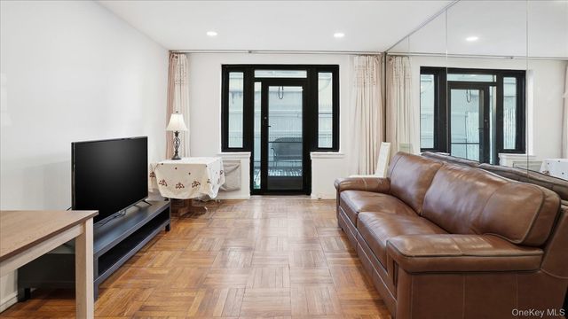 46 Grace Avenue 1L, Great Neck, NY 11021