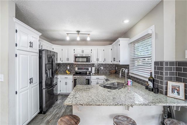 10002 NW 86th Terrace, Kansas City, MO 64153