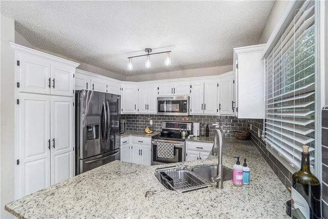 10002 NW 86th Terrace, Kansas City, MO 64153