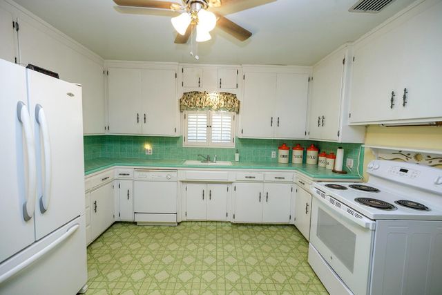 1522 Maplewood Dr, Modesto, CA 95350