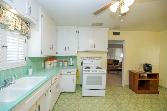 1522 Maplewood Dr, Modesto, CA 95350