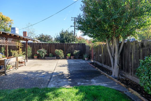 1522 Maplewood Dr, Modesto, CA 95350