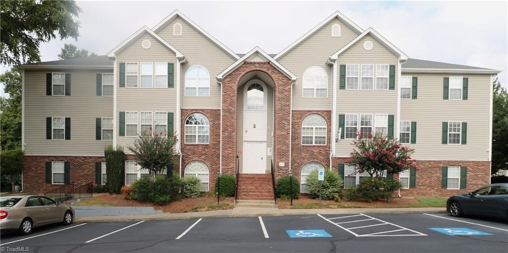 823 scholastic Drive, Winston-salem, NC 27106