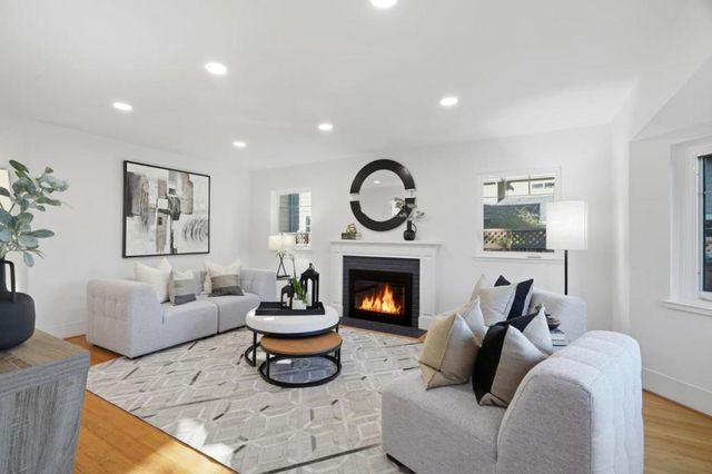 750 Los Robles Avenue, Palo Alto, CA 94306