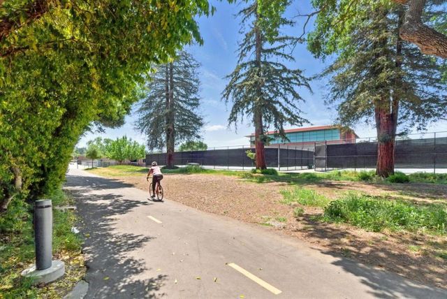 750 Los Robles Avenue, Palo Alto, CA 94306