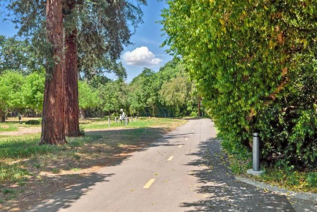 750 Los Robles Avenue, Palo Alto, CA 94306