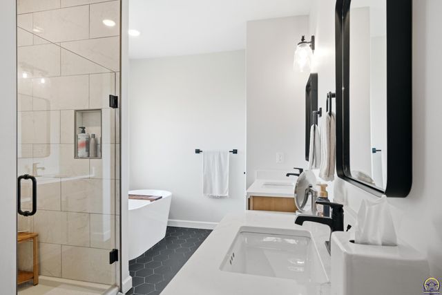 8100 SW 27th ST, Topeka, KS 66614