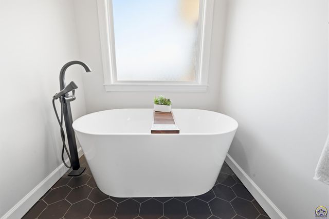 8100 SW 27th ST, Topeka, KS 66614