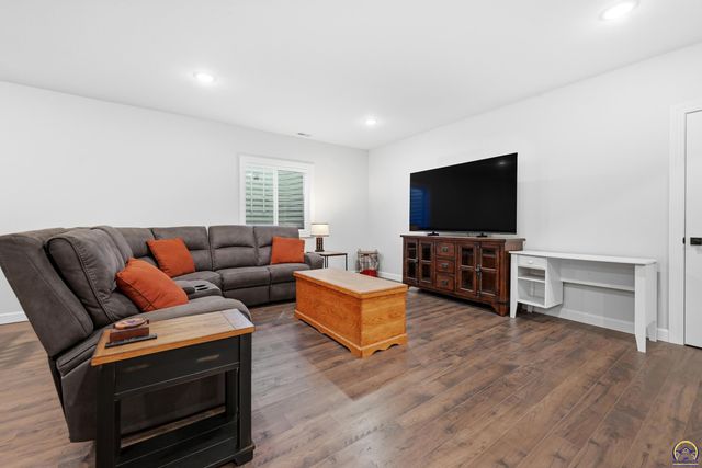 8100 SW 27th ST, Topeka, KS 66614