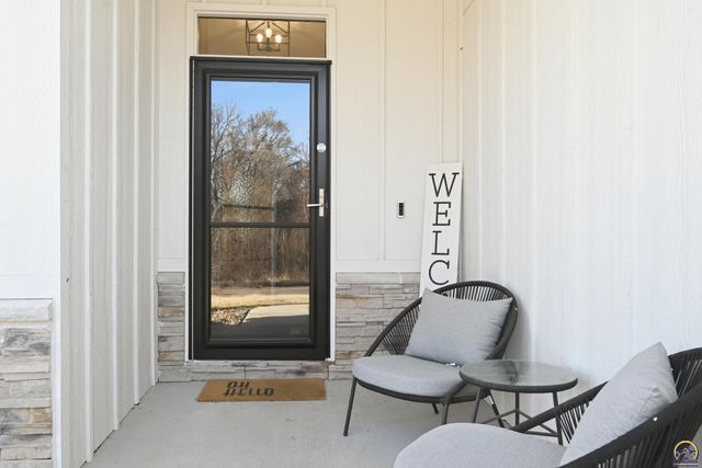 8100 SW 27th ST, Topeka, KS 66614