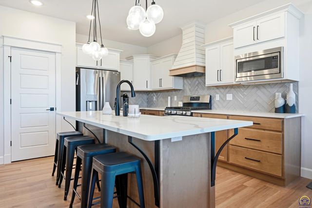 8100 SW 27th ST, Topeka, KS 66614