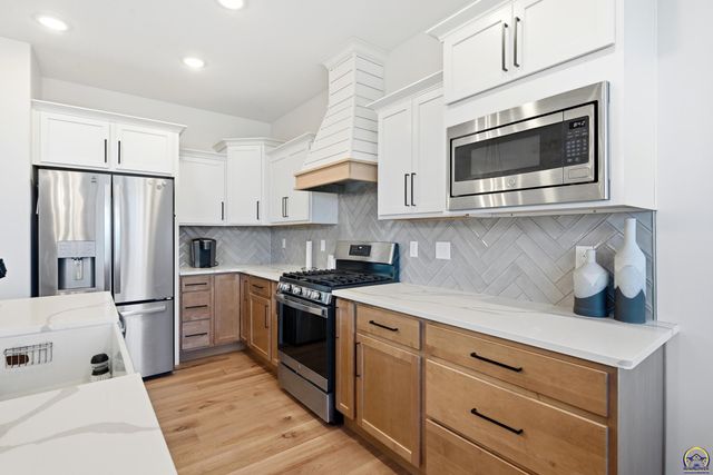 8100 SW 27th ST, Topeka, KS 66614