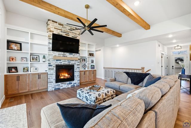 8100 SW 27th ST, Topeka, KS 66614