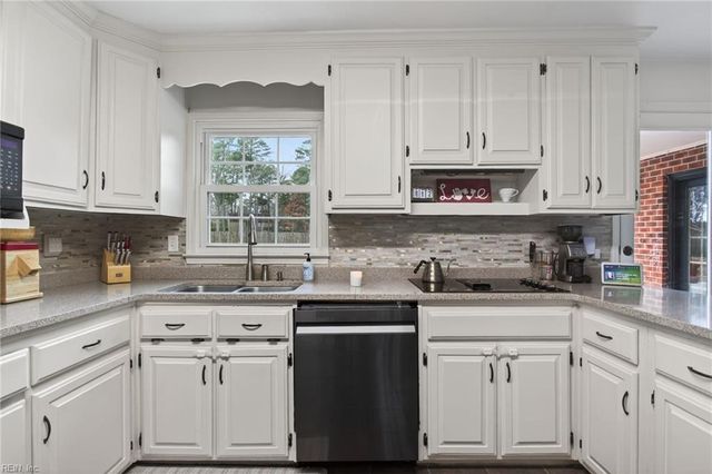 9 Fallmeadow CT, Hampton, VA 23666