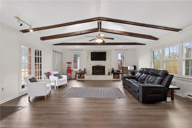 9 Fallmeadow CT, Hampton, VA 23666