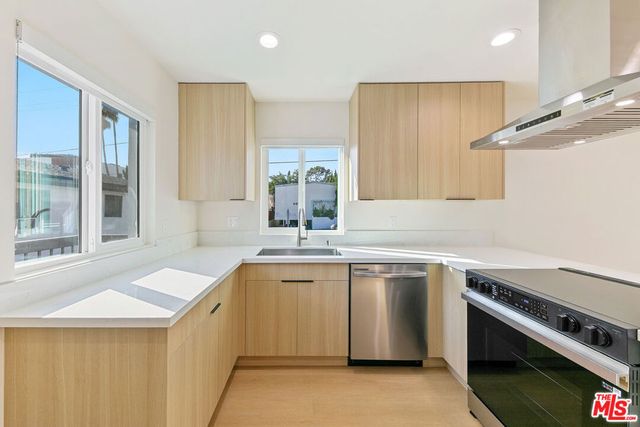 954 N San Vicente Boulevard 6, West Hollywood, CA 90069