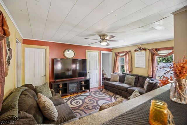 369 Queens Ct, Ridgewood Village, NJ 07450