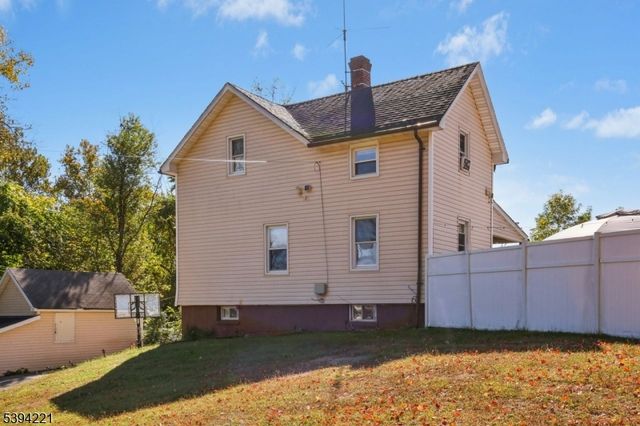 369 Queens Ct, Ridgewood Village, NJ 07450