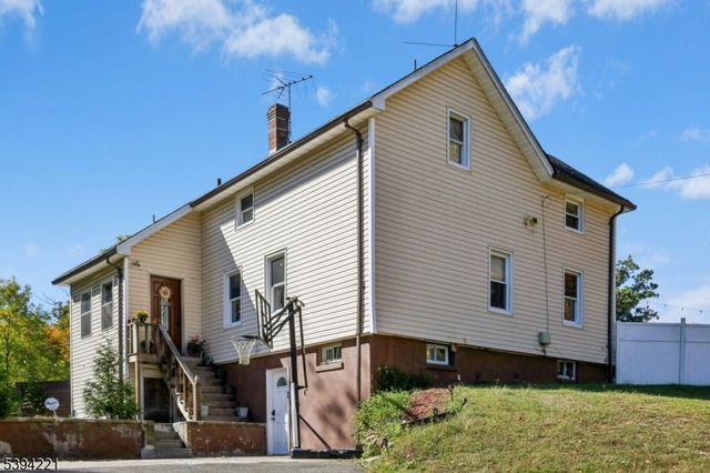 369 Queens Ct, Ridgewood Village, NJ 07450