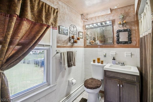 369 Queens Ct, Ridgewood Village, NJ 07450