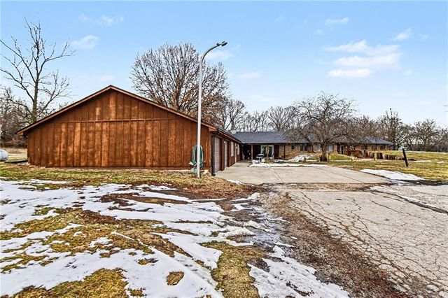 19190 State Avenue, Tonganoxie, KS 66086