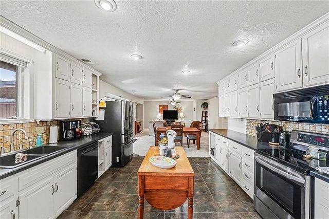 19190 State Avenue, Tonganoxie, KS 66086