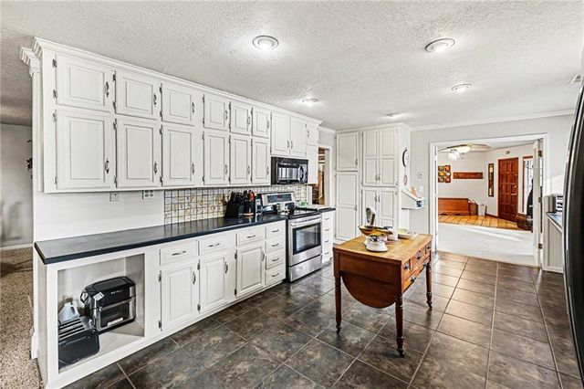 19190 State Avenue, Tonganoxie, KS 66086