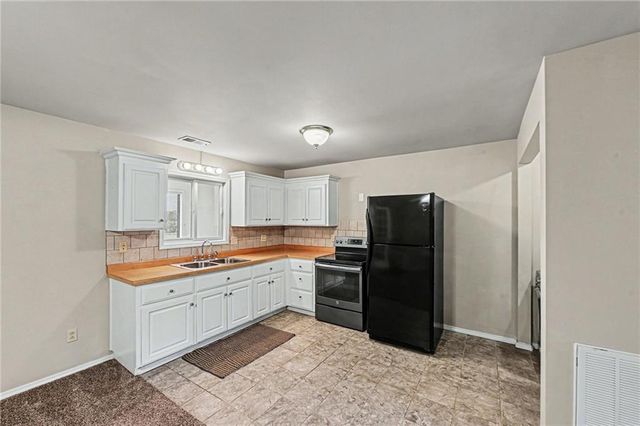 19190 State Avenue, Tonganoxie, KS 66086