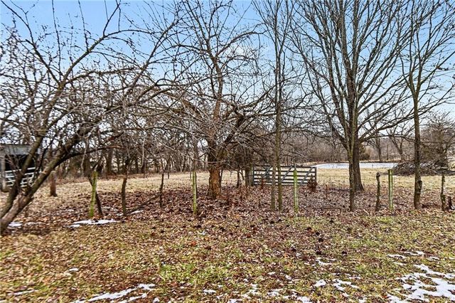 19190 State Avenue, Tonganoxie, KS 66086