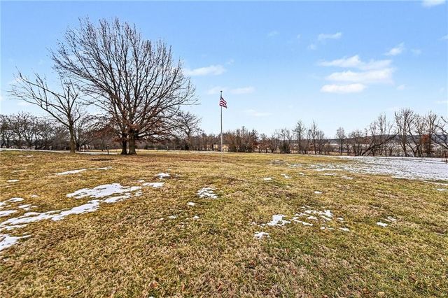 19190 State Avenue, Tonganoxie, KS 66086