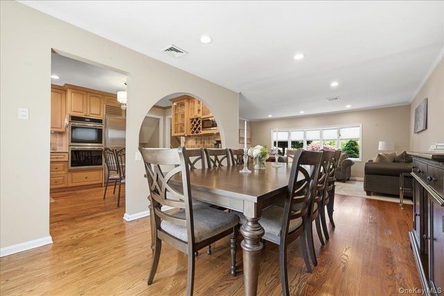 33 Pell Terrace, Garden City, NY 11530