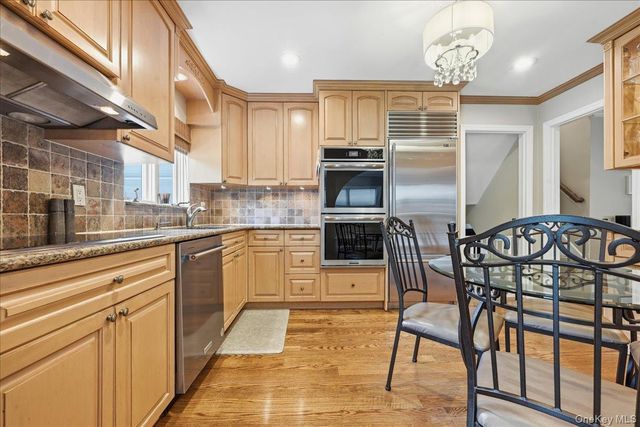 33 Pell Terrace, Garden City, NY 11530