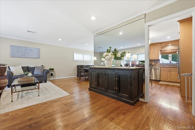 33 Pell Terrace, Garden City, NY 11530