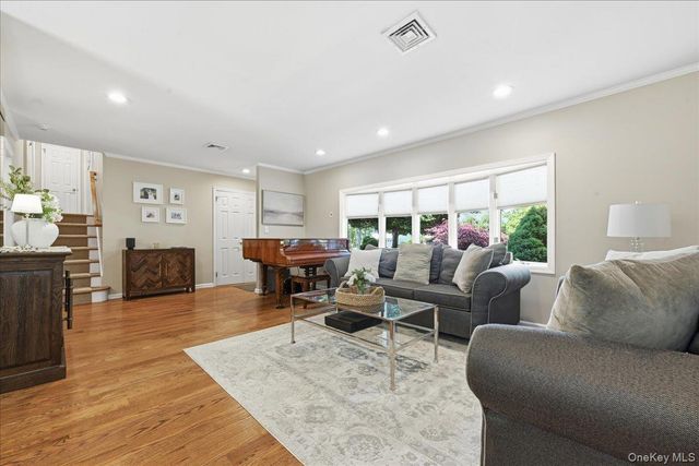 33 Pell Terrace, Garden City, NY 11530