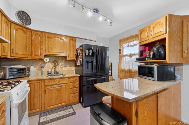 18 Cardinal Drive, Poughkeepsie, NY 12601