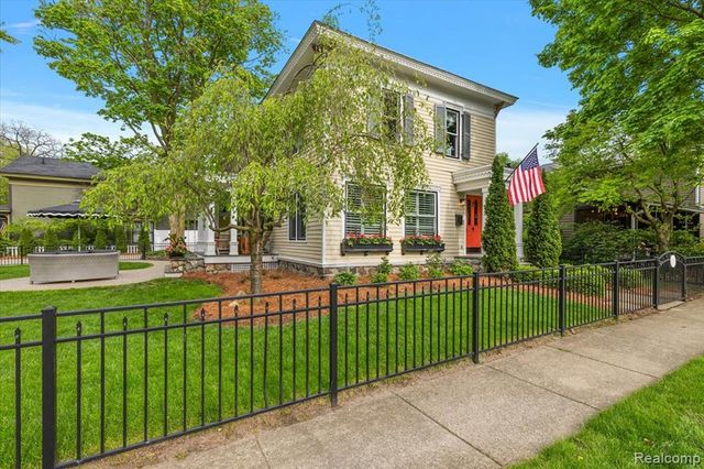 7 Buffalo Street, Clarkston, MI 48346
