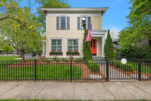 7 Buffalo Street, Clarkston, MI 48346