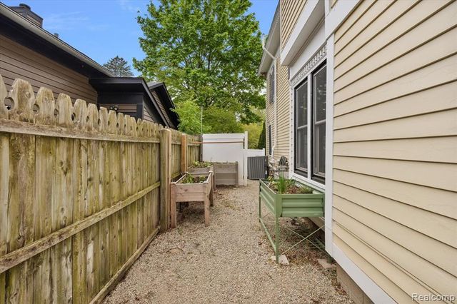 7 Buffalo Street, Clarkston, MI 48346