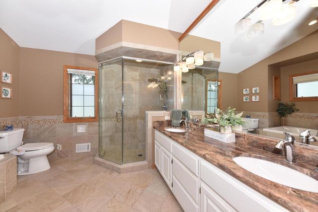 1275 Ridge ROAD, Waukesha, WI 53186