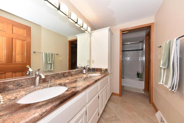 1275 Ridge ROAD, Waukesha, WI 53186